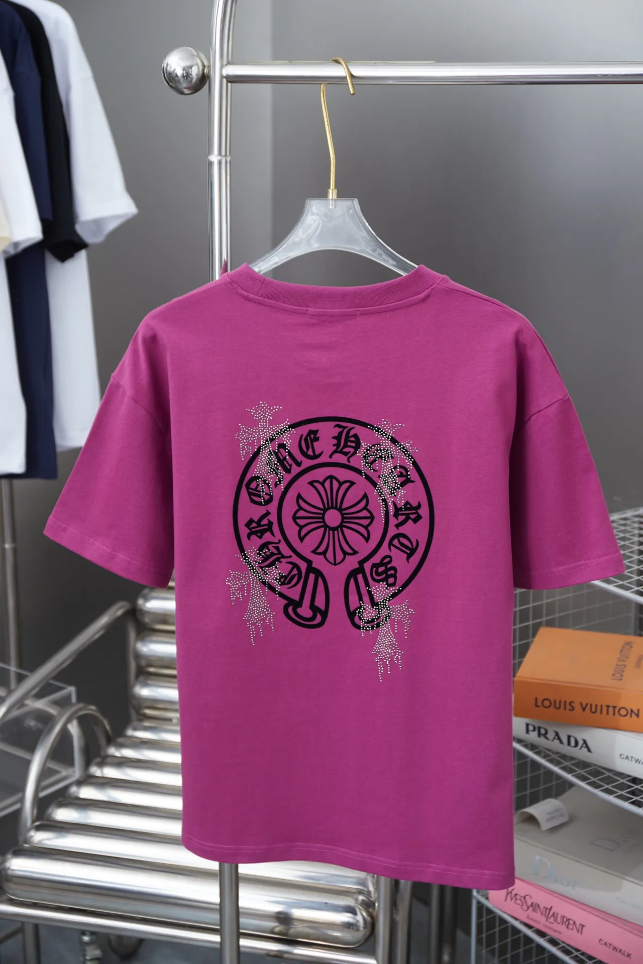 🅿️200 Chrome Hearte 25SS early spring new style, flocking printed hot diamond short sleeves, light luxury, essential item for daily commuting for men and women, correct version, welcome to compare, detailed features · 280 grams of 100% pure cotton double yarn jersey fabric · Special thickened 32 pieces of double-strand 1X1 thread in the same vat custom dyeing · Three-dimensional flocking pattern ➕Imported Australian matte pearl diamonds · Double needle stitching and cross-stitch technology · Original main mark, washed tag, brand moisture-proof paper packaging Color: black/white/blue/burgundy Size: S/M/L/XL
